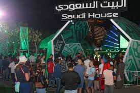 Photo of الأكلات الشعبية تستهوي ذائقة مشجعي كأس العالم في منطقة “البيت السعودي”